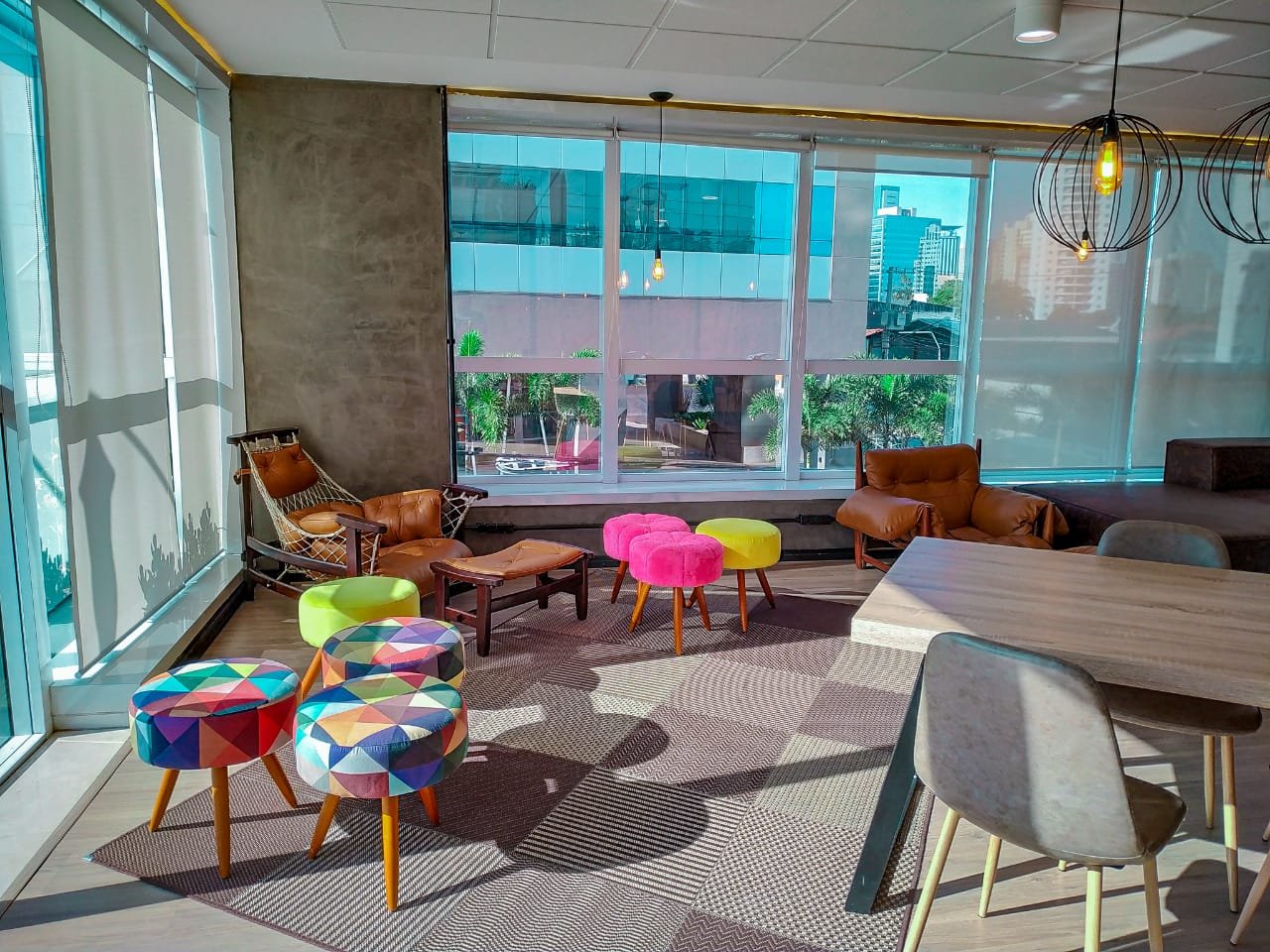 Escritório da GoWork fotografado na matéria da EXAME sobre coworkings e home office.