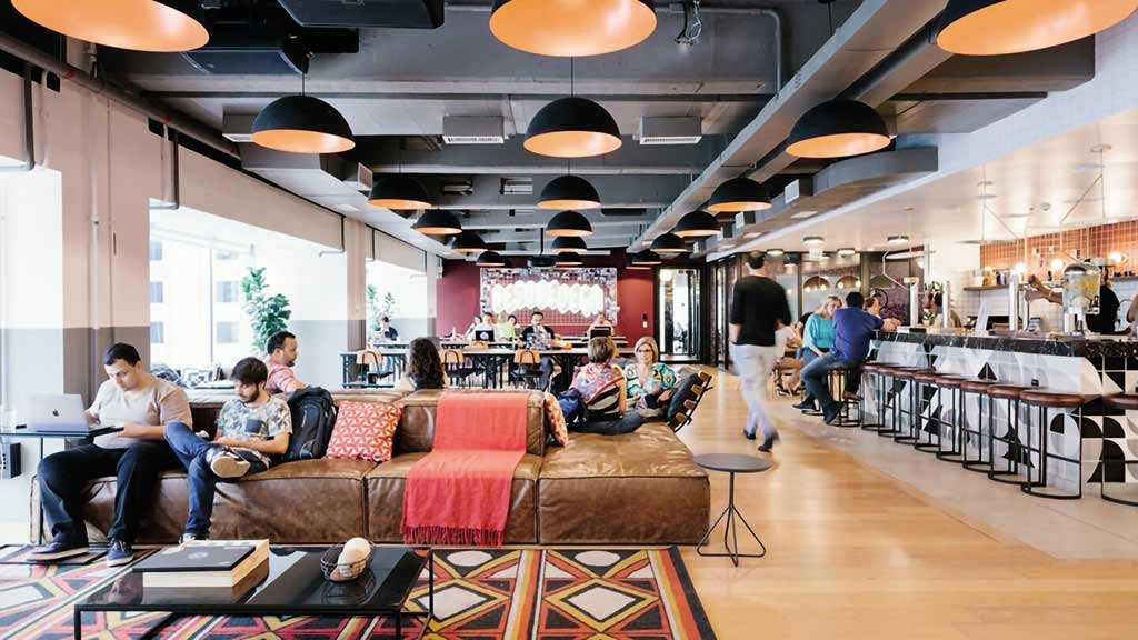 Espaço da WeWork ilustrando a reportagem sobre a crise da empresa e a expansão do mercado.