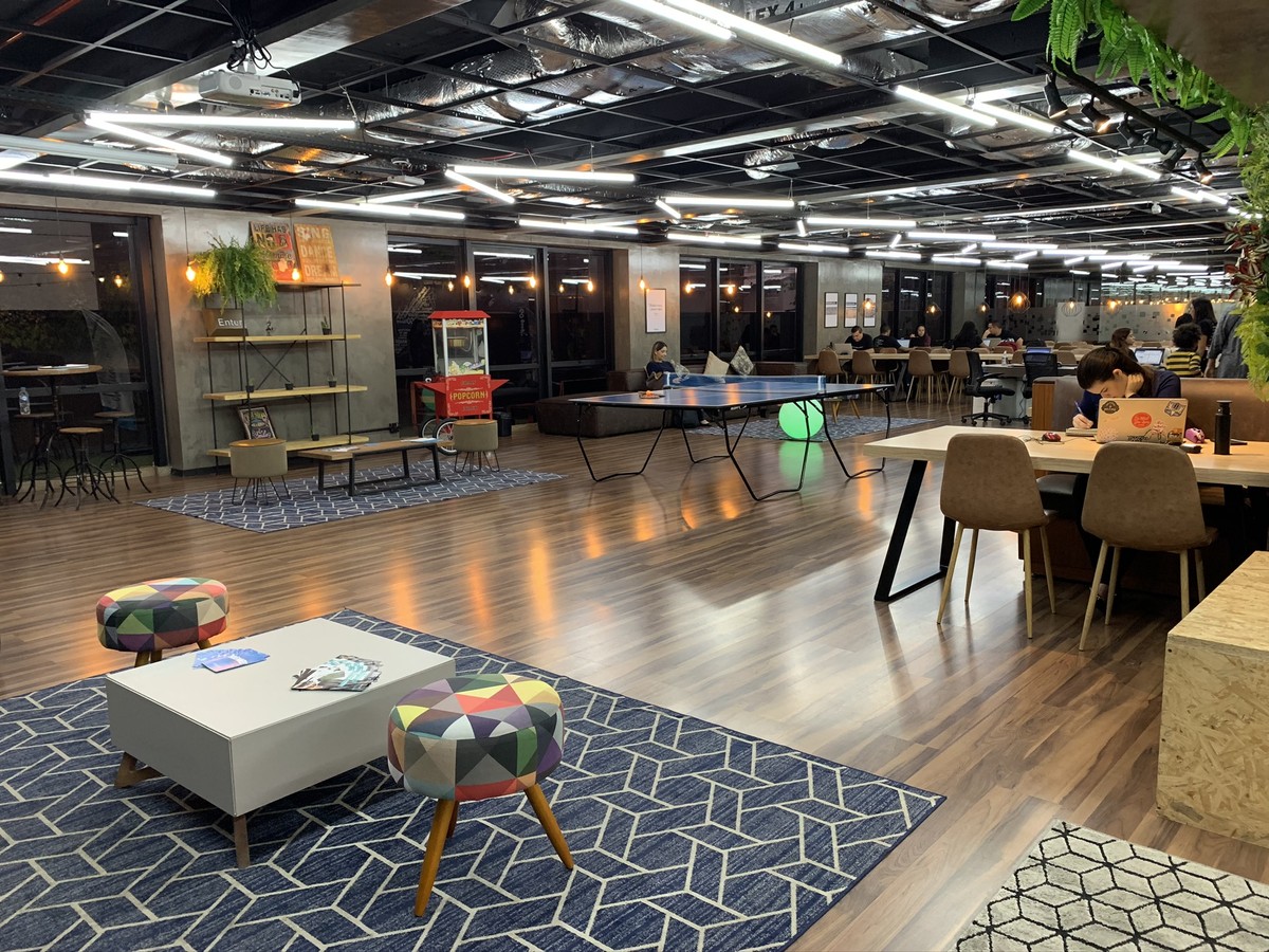 Espaço da GoWork na reportagem sobre a adaptação dos coworkings às grandes corporações.